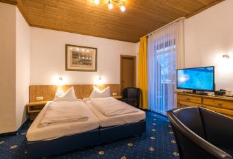 Hotel garni Almenrausch und Edelweiss allows 18 year olds to book a room