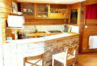 Duplex de 65 m      l esprit chalet allows 18 year olds to book a room