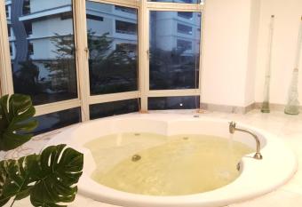 Jucuzzi POOL in 3room Apartment has Balcony rooms