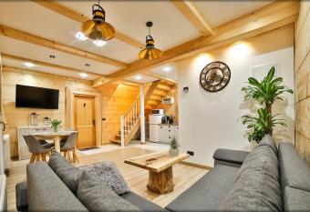 Zdrojowy Go  ciniec - domki Rabka-Zdr  j has Balcony rooms