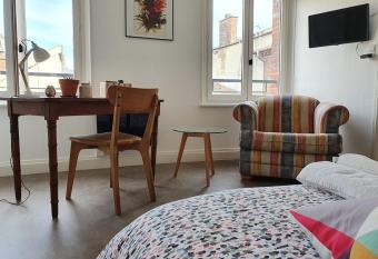 La petite vadrouille - coeur urbain d Epernay allows 18 year olds to book a room