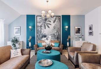 Monarchia Apartman Grand has Balcony rooms