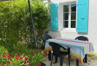 Le sable chaud has Balcony rooms