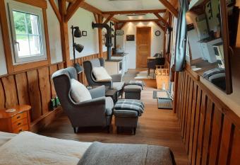 Living Legends - Tiny House auf den Wiesen der Ederm  hle allows 18 year olds to book a room