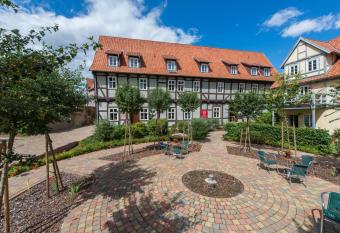 Maria Aurora allows 18 year olds to book a room