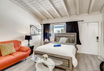 Coral Sands Boutique Lux Studio has Balcony rooms