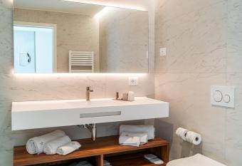 THE ONE CAORLE - Hotel & Apartments ****s has rooms with a private hot tub