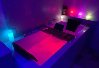 Love Appart Baln  o Jacuzzi Romantique Insolite allows 18 year olds to book a room