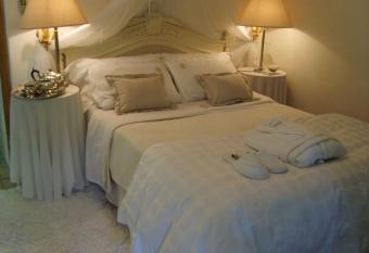 Emerald Guest House Springs allows 18 year olds to book a room