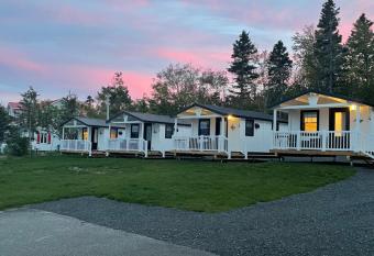 Les chalets de la colline inc allows 18 year olds to book a room