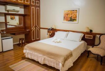 Hotel Marques has rooms with a private hot tub