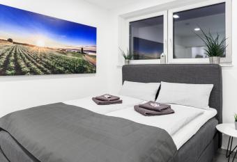 Apartment Westend mit 4-Zimmern, Aussenbereich und eigenem Parkplatz allows 18 year olds to book a room