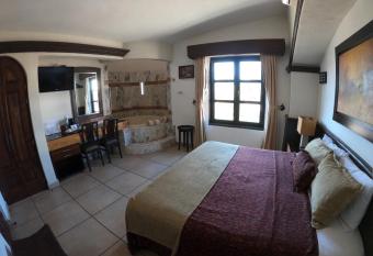 The Latit Hotel Quer  taro has rooms with a private hot tub