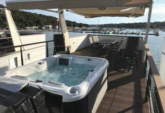 Floating House VARONI has Balcony rooms