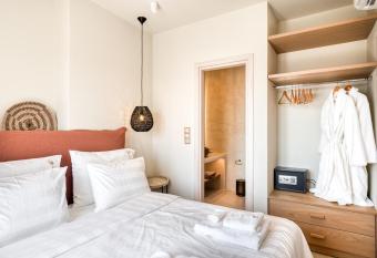 Mirabelle Luxury Villas has rooms with a private hot tub