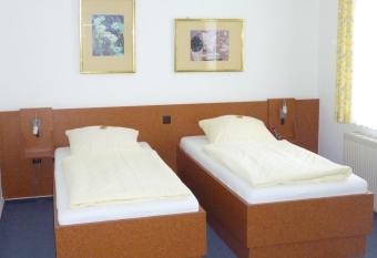 Hotel-Gastst  tte Mutter Buermann allows 18 year olds to book a room