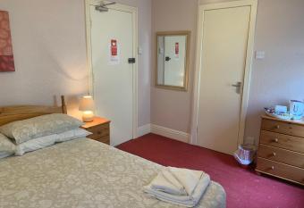 Wavecrest Lodge allows 18 year olds to book a room