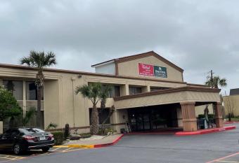 Clarion Pointe Lake Jackson - Clute allows 18 year olds to book a room