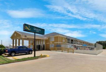 Quality Inn has Smoking rooms