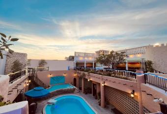 Al Liwan Suites allows 18 year olds to book a room