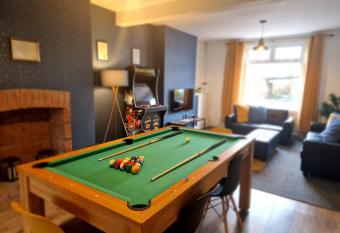 Family friendly, Modern House just 1m from Bike Park Wales has Balcony rooms