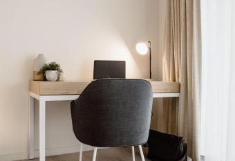 Noosa Heads Motel has rooms with a private hot tub