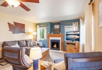 DAS BAVARIAN CONDO, 5 Star Ground Floor Unit, Walk to Town, Sleeps 6 has Balcony rooms