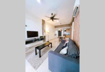 8pax Mount austin Midori Green homestay has Balcony rooms