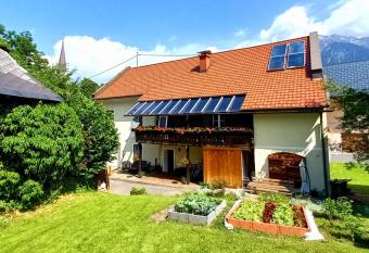 The Old School House has Balcony rooms