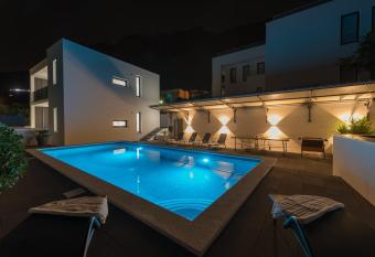 Villa Simon allows 18 year olds to book a room