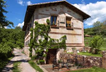 El Patio de la Morera I allows 18 year olds to book a room