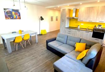 VANNUCCI 71 APT has Balcony rooms