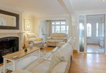 Comfy Home- Coley Park has rooms with a private hot tub