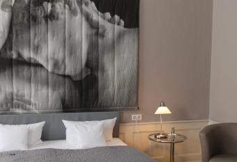 Palais Schrottenberg allows 18 year olds to book a room