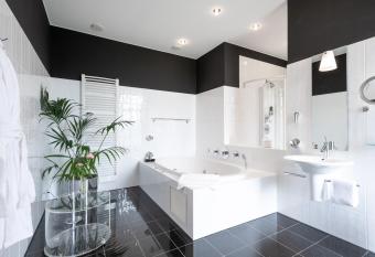 Hotel Schloss Wilkinghege has rooms with a private hot tub