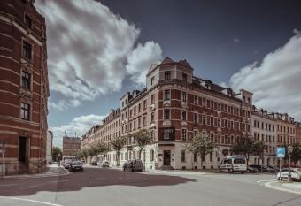 alexxanders Hotel & Boardinghouse, Restaurant allows 18 year olds to book a room