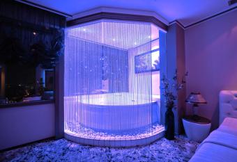 Hotel Rosa Blu has rooms with a private hot tub