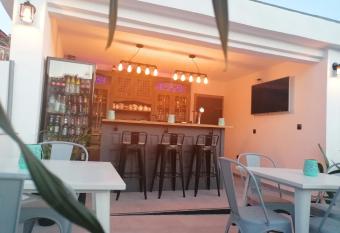 Villa Otivar - Rio Verde allows 18 year olds to book a room