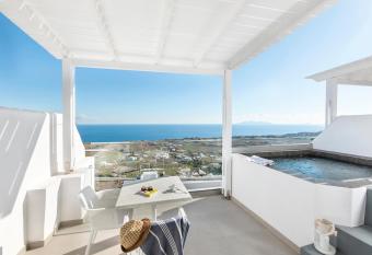 La Estrella 4 Suites with Sea View & 4 Prive Hot Tub allows 18 year olds to book a room