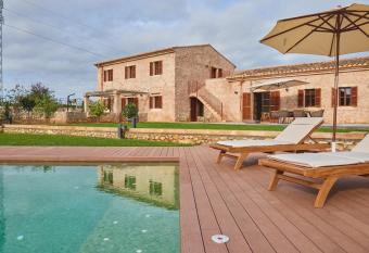 Villa S Estelrica Arta allows 18 year olds to book a room