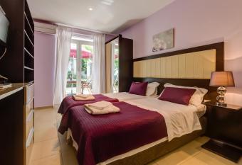 Splendid Apartments has Balcony rooms