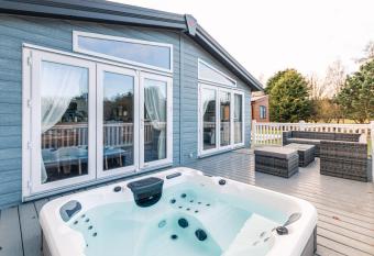 Sutton Lodge with Hot Tub has Balcony rooms