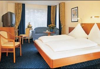 Hotel Landgasthof Birkenfelder Hof has rooms with a private hot tub