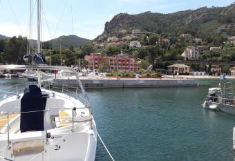 French Riviera 1 bedroom on the beach facing Cannes allows 18 year olds to book a room