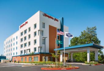 Hampton Inn Bellingham Airport has Balcony rooms