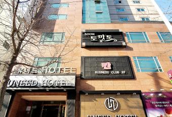 Uneed Hotel allows 18 year olds to book a room