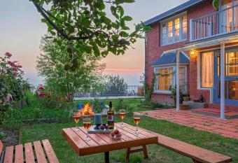 StayVista at Nagkelo Cottage with Complimentary Breakfast has Balcony rooms