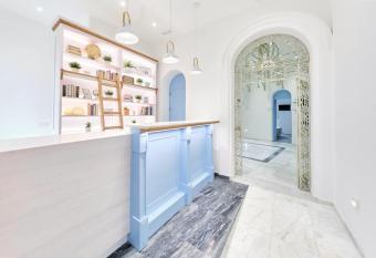 La Casa del Arco allows 18 year olds to book a room