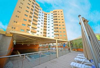 Emirates Stars Hotel Apartments Dubai allows 18 year olds to book a room