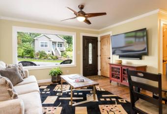 Luxury Cottage just 5 miles to downtown Asheville has Balcony rooms
